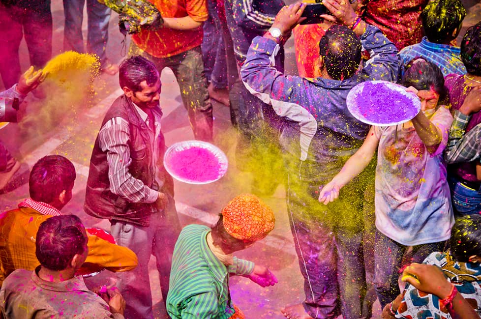 Indianos celebram o Holi, festival das cores, em meio a queda nos casos de  Covid-19; Veja FOTOS, Mundo