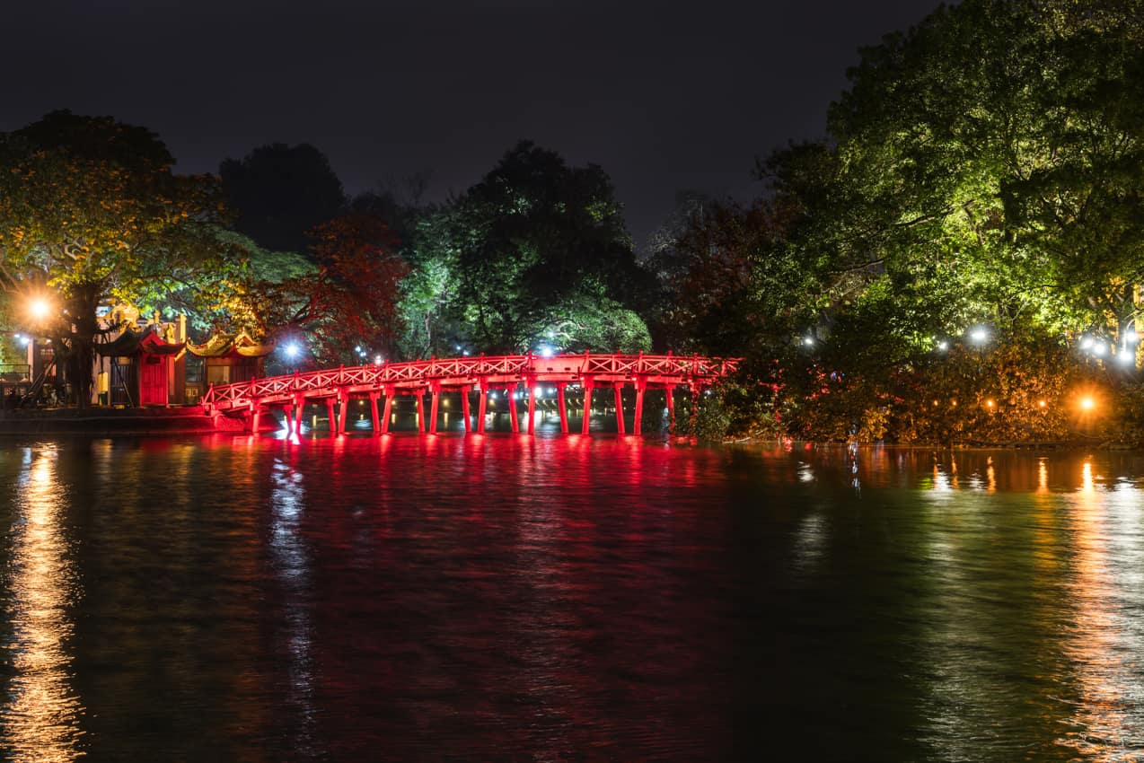 Cena Da Noite De Uma Ponte Em Luzes Azuis. Hue, Vietnã Foto